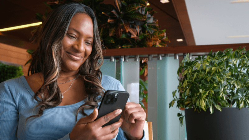 Mayo Clinic Diet female member using her iphone